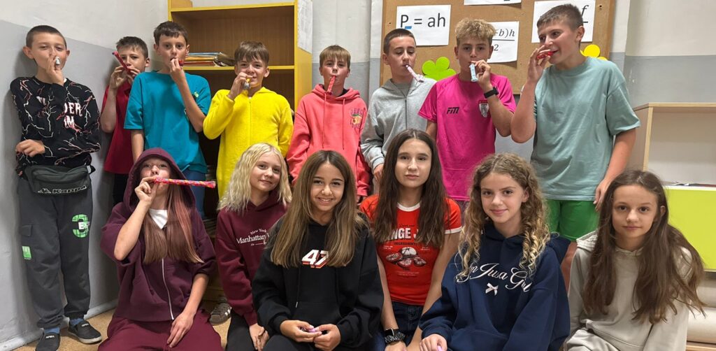 Zdjęcie przedstawia uczniów klasy 7a