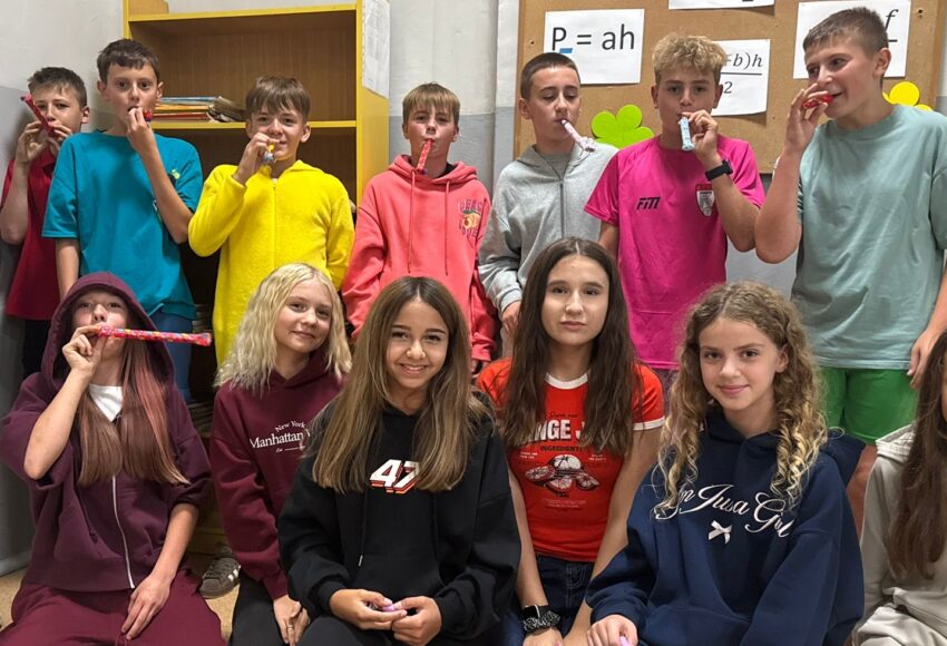 Zdjęcie przedstawia uczniów klasy 7a