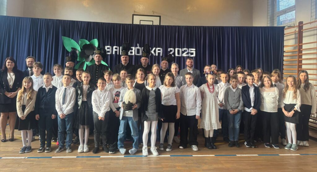 Zdjęcie przedstawia występujące dzieci podczas akademii razem, Panią wicedyrektor oraz zaproszonych gości: Radnych miasta Będzin oraz Górników.