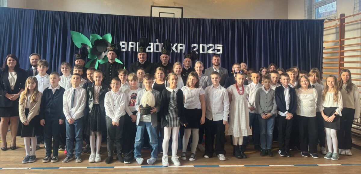 Zdjęcie przedstawia występujące dzieci podczas akademii razem, Panią wicedyrektor oraz zaproszonych gości: Radnych miasta Będzin oraz Górników.