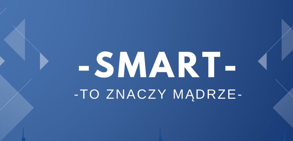 Grafika z napisem „SMART – to znaczy mądrze” na niebieskim tle z geometrycznymi elementami, symbolizująca kampanię edukacyjną promującą świadome korzystanie z technologii.