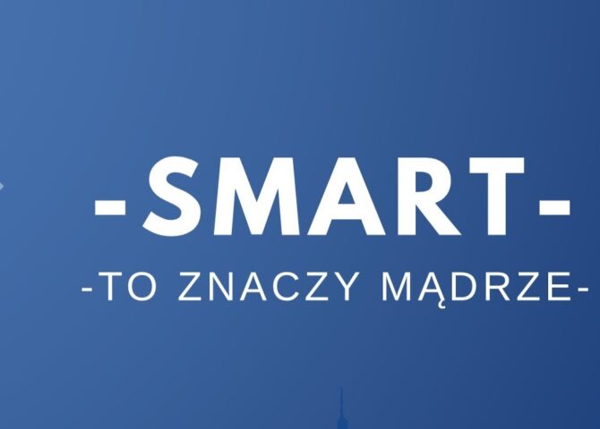 Grafika z napisem „SMART – to znaczy mądrze” na niebieskim tle z geometrycznymi elementami, symbolizująca kampanię edukacyjną promującą świadome korzystanie z technologii.