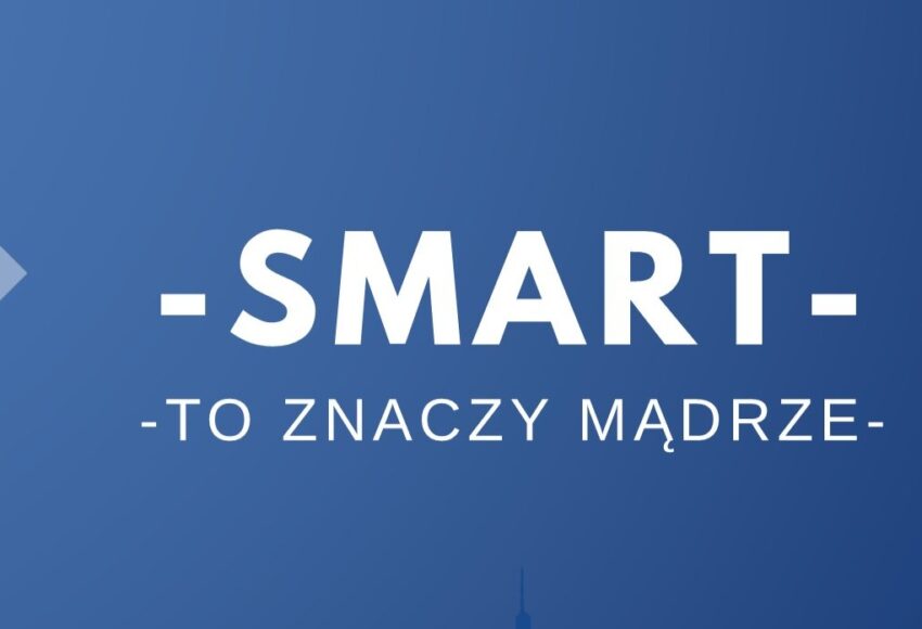Grafika z napisem „SMART – to znaczy mądrze” na niebieskim tle z geometrycznymi elementami, symbolizująca kampanię edukacyjną promującą świadome korzystanie z technologii.