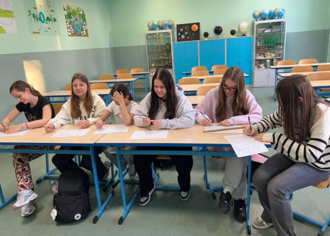 Uczennice z grupy „Eko-Ja” podczas zajęć ekologicznych w sali lekcyjnej pracują nad kartami zadań w ramach programu EduAkcja