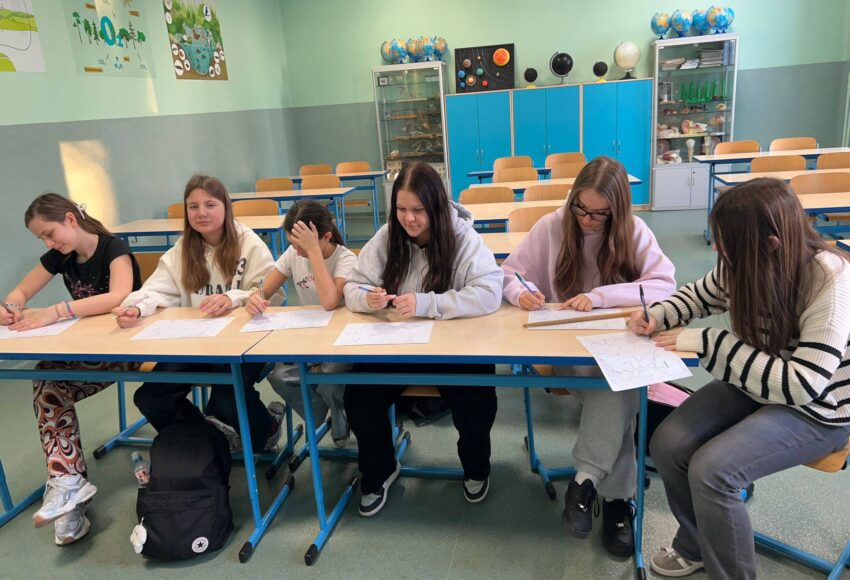 Uczennice z grupy „Eko-Ja” podczas zajęć ekologicznych w sali lekcyjnej pracują nad kartami zadań w ramach programu EduAkcja