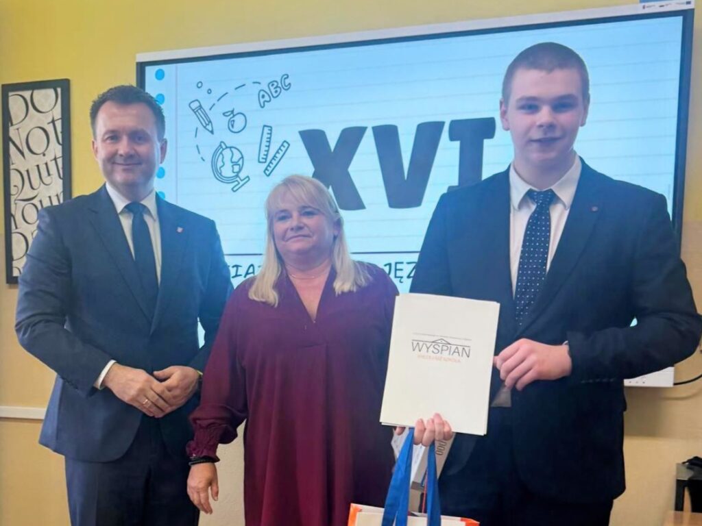 Uczeń naszej szkoły odbiera nagrodę za I miejsce w XVI Powiatowym Obcojęzycznym Konkursie Literackim podczas uroczystości w II Liceum Ogólnokształcącym w Będzinie.