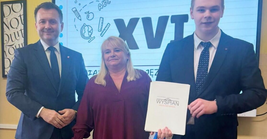 Uczeń naszej szkoły odbiera nagrodę za I miejsce w XVI Powiatowym Obcojęzycznym Konkursie Literackim podczas uroczystości w II Liceum Ogólnokształcącym w Będzinie.