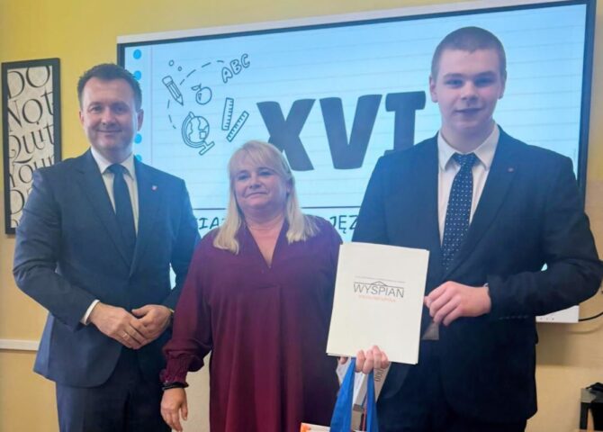 Uczeń naszej szkoły odbiera nagrodę za I miejsce w XVI Powiatowym Obcojęzycznym Konkursie Literackim podczas uroczystości w II Liceum Ogólnokształcącym w Będzinie.