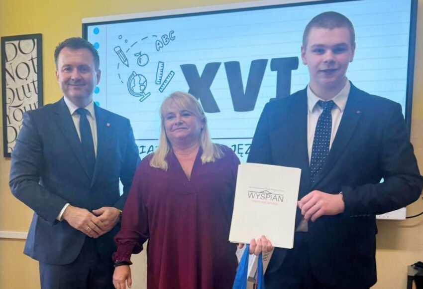 Uczeń naszej szkoły odbiera nagrodę za I miejsce w XVI Powiatowym Obcojęzycznym Konkursie Literackim podczas uroczystości w II Liceum Ogólnokształcącym w Będzinie.