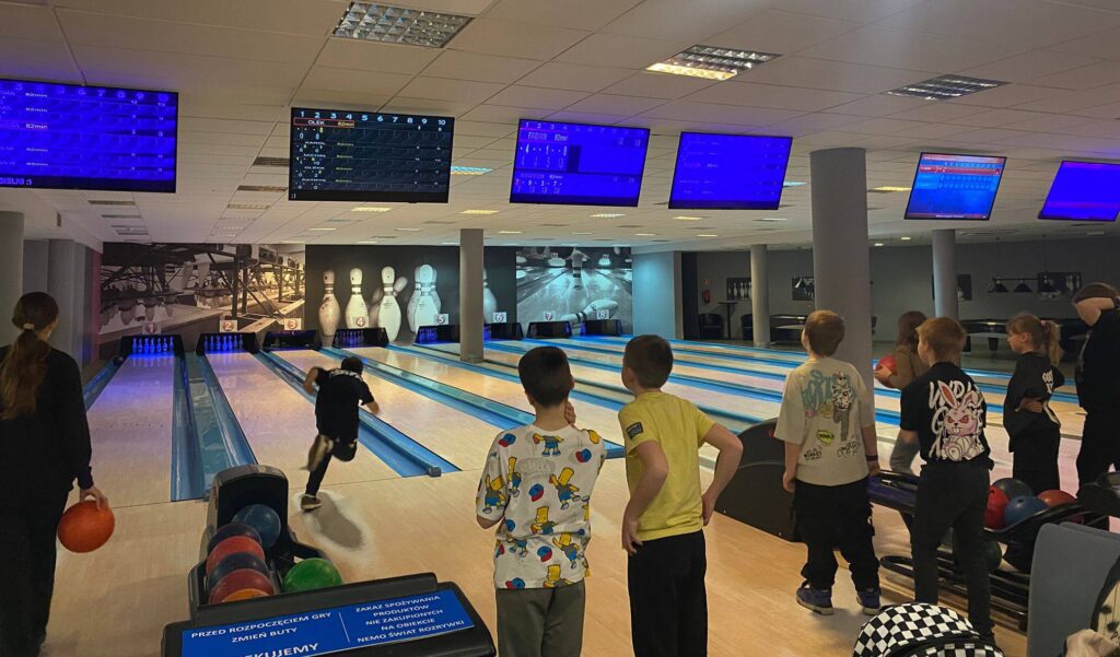 Uczniowie klas 4 i 7 podczas wycieczki integracyjnej grają w kręgle w kręgielni Nemo w Dąbrowie Górniczej.
