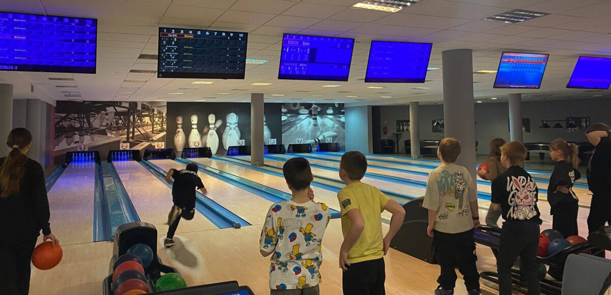 Uczniowie klas 4 i 7 podczas wycieczki integracyjnej grają w kręgle w kręgielni Nemo w Dąbrowie Górniczej.