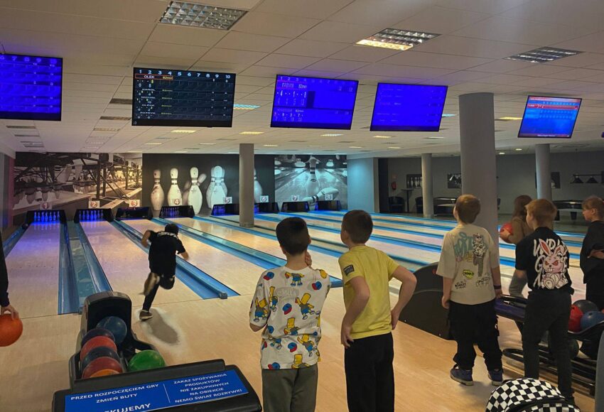 Uczniowie klas 4 i 7 podczas wycieczki integracyjnej grają w kręgle w kręgielni Nemo w Dąbrowie Górniczej.