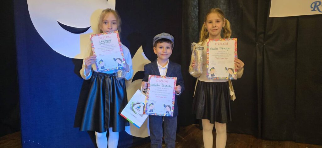 Uczniowie prezentują dyplomy i nagrody zdobyte w miejskim etapie konkursu recytatorskiego Mały OKR 2026.