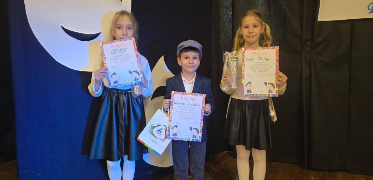 Uczniowie prezentują dyplomy i nagrody zdobyte w miejskim etapie konkursu recytatorskiego Mały OKR 2026.
