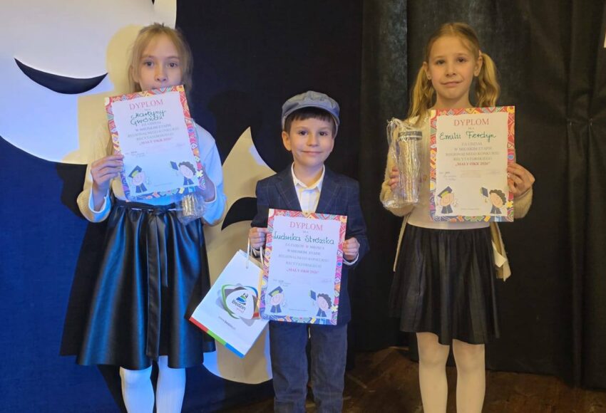 Uczniowie prezentują dyplomy i nagrody zdobyte w miejskim etapie konkursu recytatorskiego Mały OKR 2026.