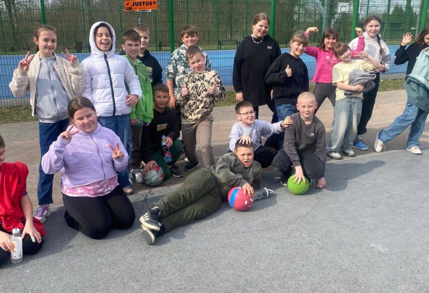 Uczniowie klasy 4a podczas wiosennego spaceru i aktywności na świeżym powietrzu na szkolnym boisku.