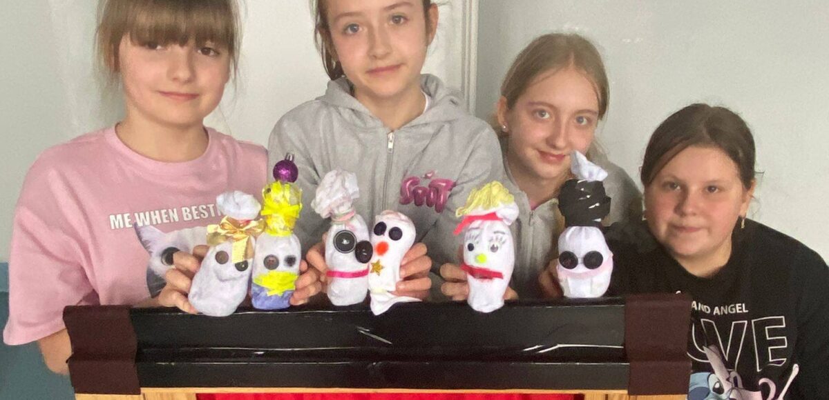 Uczniowie klasy 4a prezentują własnoręcznie wykonane pacynki i scenki w szkolnym teatrze lalek podczas zajęć koła „Maskoteka”