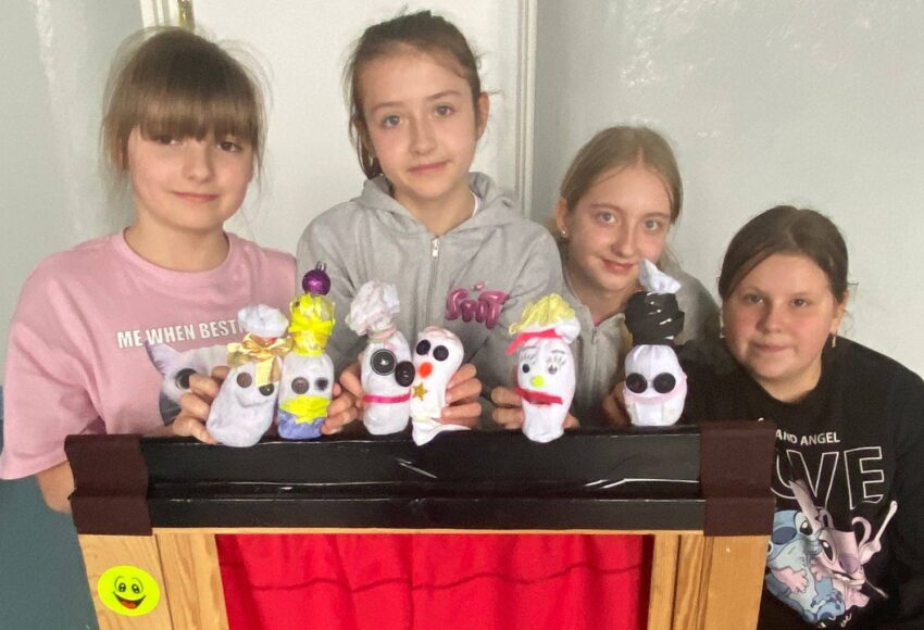 Uczniowie klasy 4a prezentują własnoręcznie wykonane pacynki i scenki w szkolnym teatrze lalek podczas zajęć koła „Maskoteka”
