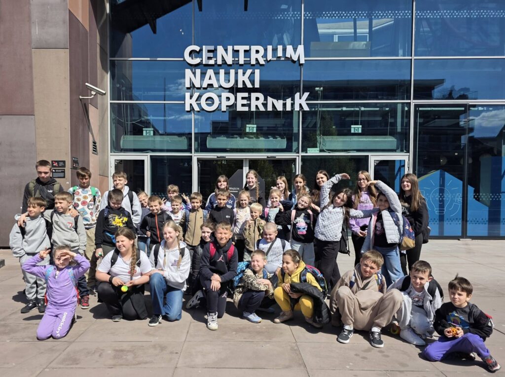 Uczniowie naszej szkoły podczas wycieczki do Centrum Nauki Kopernik w Warszawie, pozują przed wejściem do budynku.