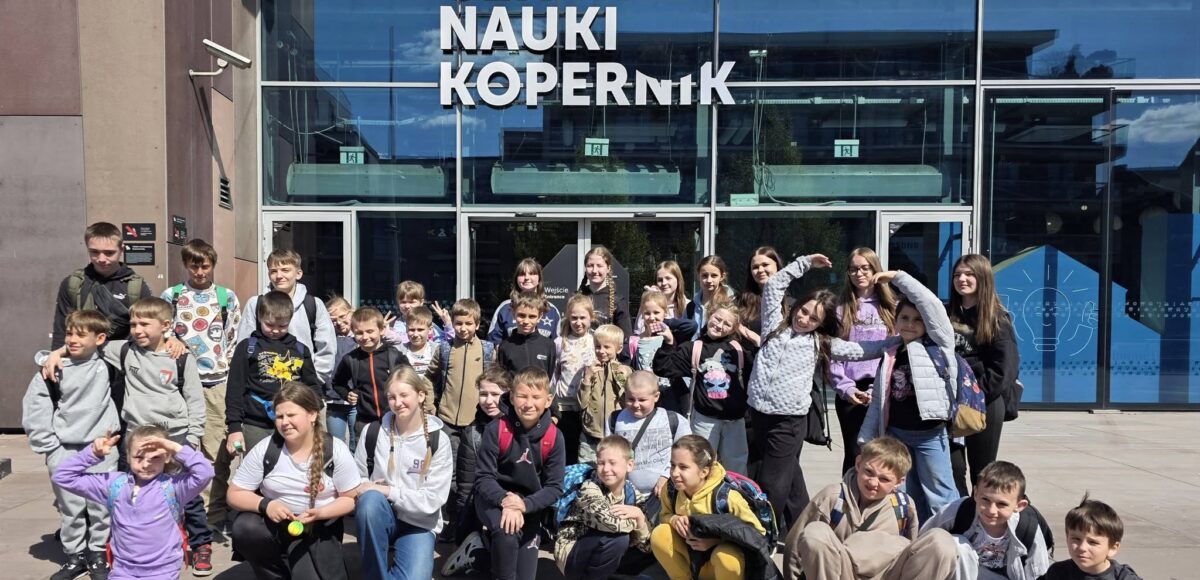Uczniowie naszej szkoły podczas wycieczki do Centrum Nauki Kopernik w Warszawie, pozują przed wejściem do budynku.
