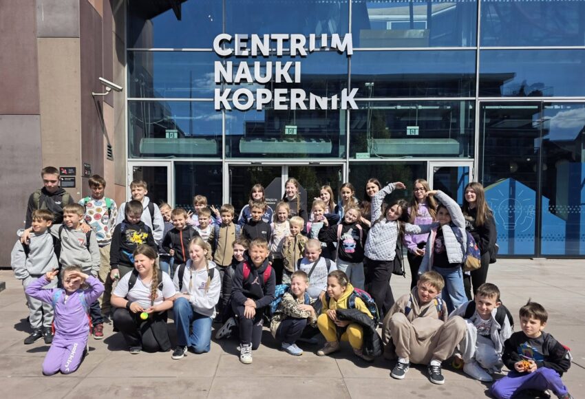 Uczniowie naszej szkoły podczas wycieczki do Centrum Nauki Kopernik w Warszawie, pozują przed wejściem do budynku.