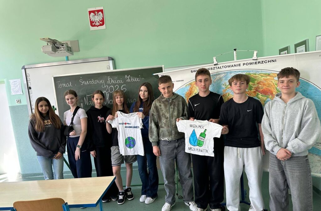 Uczniowie klas siódmych prezentują prace przygotowane z okazji Dnia Ziemi podczas lekcji geografii.