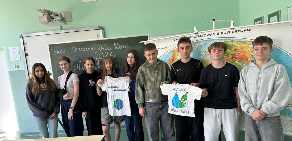 Uczniowie klas siódmych prezentują prace przygotowane z okazji Dnia Ziemi podczas lekcji geografii.