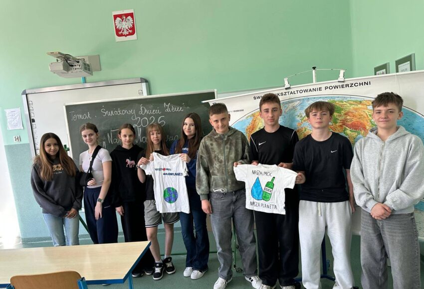 Uczniowie klas siódmych prezentują prace przygotowane z okazji Dnia Ziemi podczas lekcji geografii.