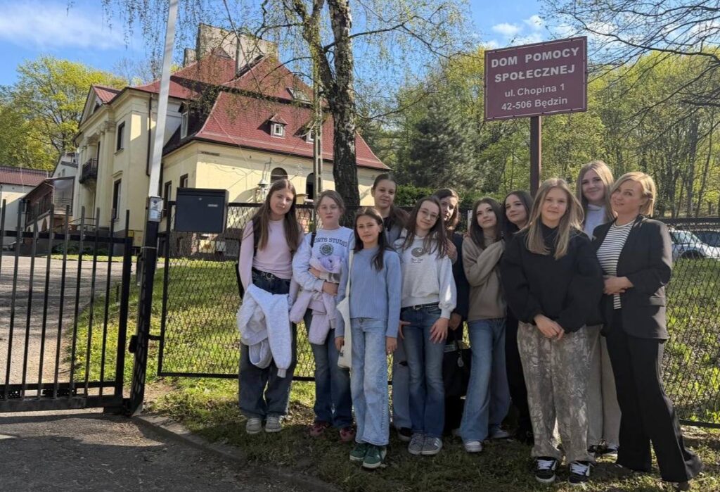 Uczennice klasy VI przed budynkiem Domu Pomocy Społecznej w Grodźcu podczas wizyty.
