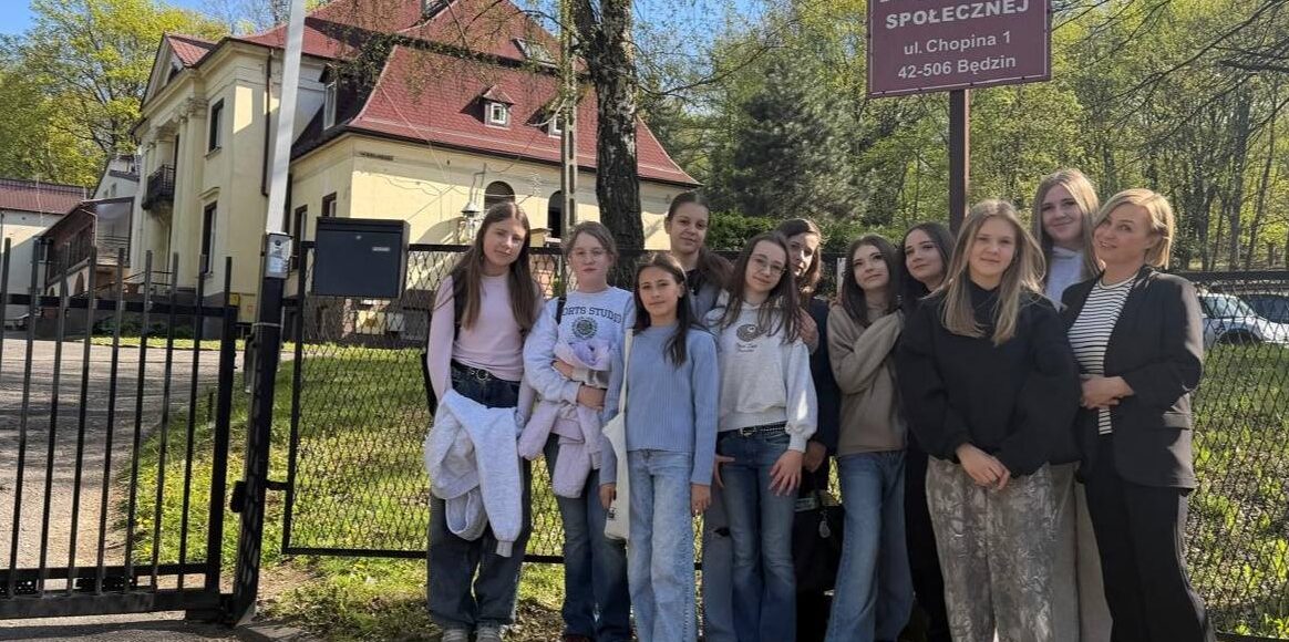 Uczennice klasy VI przed budynkiem Domu Pomocy Społecznej w Grodźcu podczas wizyty.