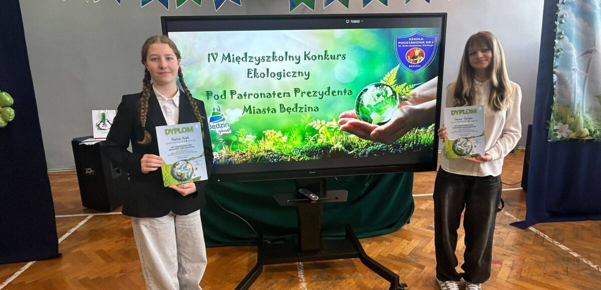 Uczennice klasy 8 prezentują dyplomy zdobyte podczas Międzyszkolnego Konkursu Ekologicznego.