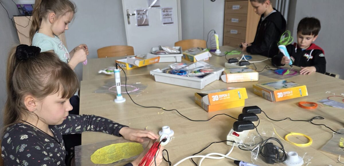 Uczniowie klas 1–3 podczas zajęć projektu „EduAkcja – Informatyka Europejczyka” tworzą wielkanocne pisanki przy użyciu długopisów 3D.