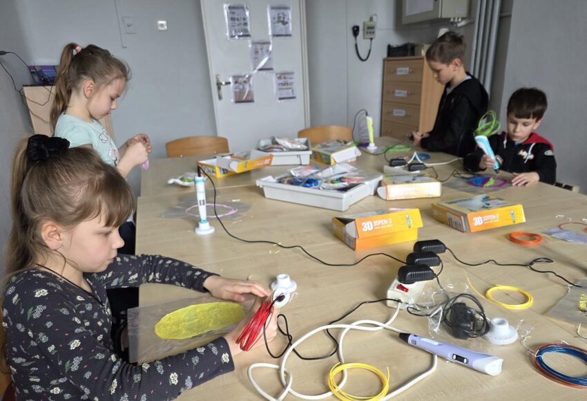 Uczniowie klas 1–3 podczas zajęć projektu „EduAkcja – Informatyka Europejczyka” tworzą wielkanocne pisanki przy użyciu długopisów 3D.