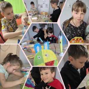 Kolaż zdjęć przedstawiający uczniów klas 1–3 podczas zajęć projektu „EduAkcja – Informatyka Europejczyka”, tworzących wielkanocne pisanki przy użyciu długopisów 3D oraz prezentujących swoje prace.