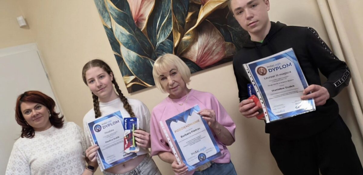 Uczniowie wraz z nauczycielami prezentują dyplomy i nagrody zdobyte w ogólnopolskim konkursie matematyczno-informatycznym InstaLogik.