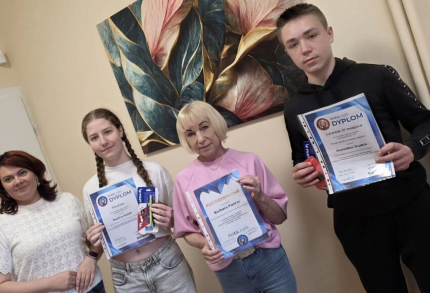 Uczniowie wraz z nauczycielami prezentują dyplomy i nagrody zdobyte w ogólnopolskim konkursie matematyczno-informatycznym InstaLogik.