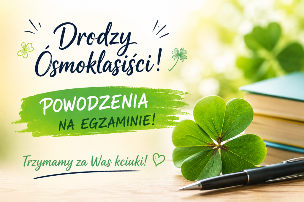 Grafika z życzeniami powodzenia dla ósmoklasistów przed egzaminem. Na ilustracji widoczne są zielona czterolistna koniczyna, długopis oraz książki na jasnym tle z napisem „Drodzy Ósmoklasiści! Powodzenia na egzaminie! Trzymamy za Was kciuki!”.