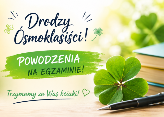 Grafika z życzeniami powodzenia dla ósmoklasistów przed egzaminem. Na ilustracji widoczne są zielona czterolistna koniczyna, długopis oraz książki na jasnym tle z napisem „Drodzy Ósmoklasiści! Powodzenia na egzaminie! Trzymamy za Was kciuki!”.