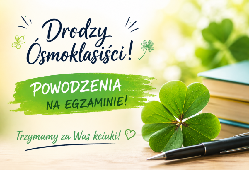 Grafika z życzeniami powodzenia dla ósmoklasistów przed egzaminem. Na ilustracji widoczne są zielona czterolistna koniczyna, długopis oraz książki na jasnym tle z napisem „Drodzy Ósmoklasiści! Powodzenia na egzaminie! Trzymamy za Was kciuki!”.