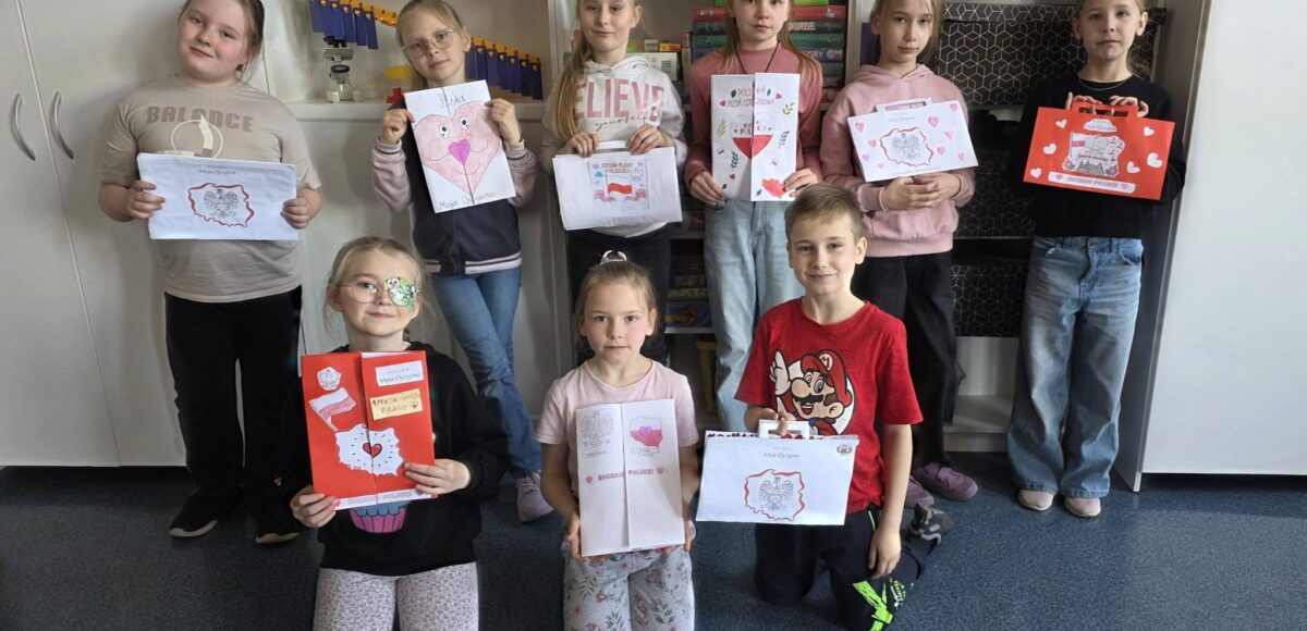 Uczniowie klasy 2 prezentują własnoręcznie wykonane patriotyczne lapbooki i prace plastyczne związane z Polską i symbolami narodowymi.