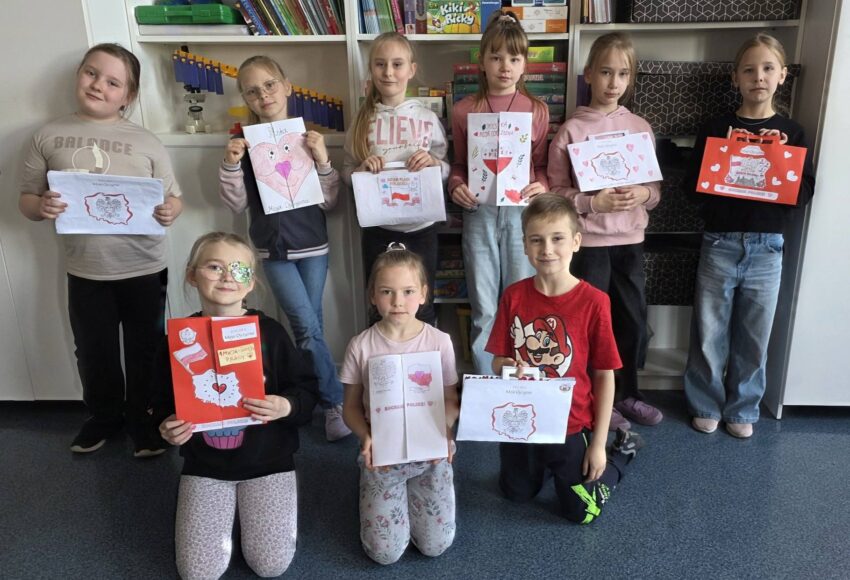 Uczniowie klasy 2 prezentują własnoręcznie wykonane patriotyczne lapbooki i prace plastyczne związane z Polską i symbolami narodowymi.