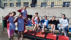 Uczennice odpoczywające na trybunach podczas zawodów lekkoatletycznych