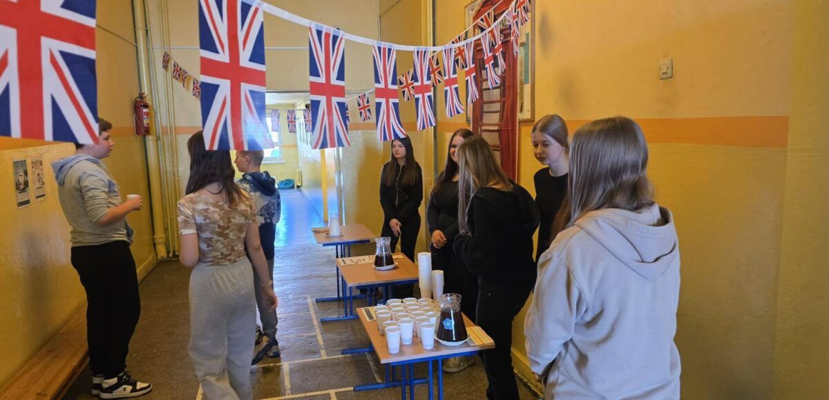 Uczniowie podczas degustacji herbaty w trakcie London Week na szkolnym korytarzu