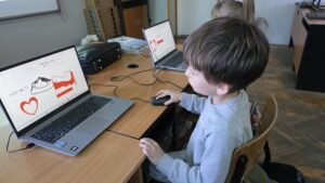 Uczeń tworzy w programie Paint pracę plastyczną z motywami patriotycznymi podczas zajęć informatycznych.