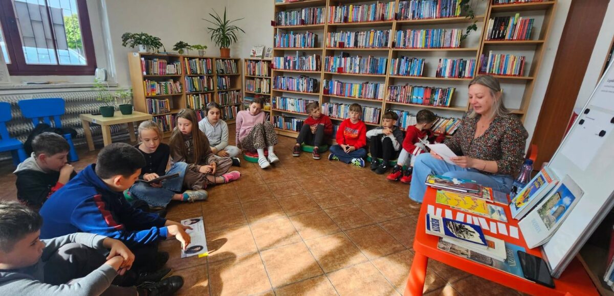 Uczniowie klasy III podczas lekcji bibliotecznej w Filii nr 5 Grodziec. Dzieci siedzą w kręgu i uczestniczą w zajęciach poświęconych polskim legendom oraz historii Będzina.