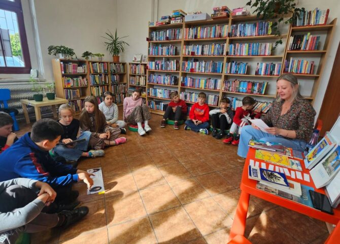 Uczniowie klasy III podczas lekcji bibliotecznej w Filii nr 5 Grodziec. Dzieci siedzą w kręgu i uczestniczą w zajęciach poświęconych polskim legendom oraz historii Będzina.