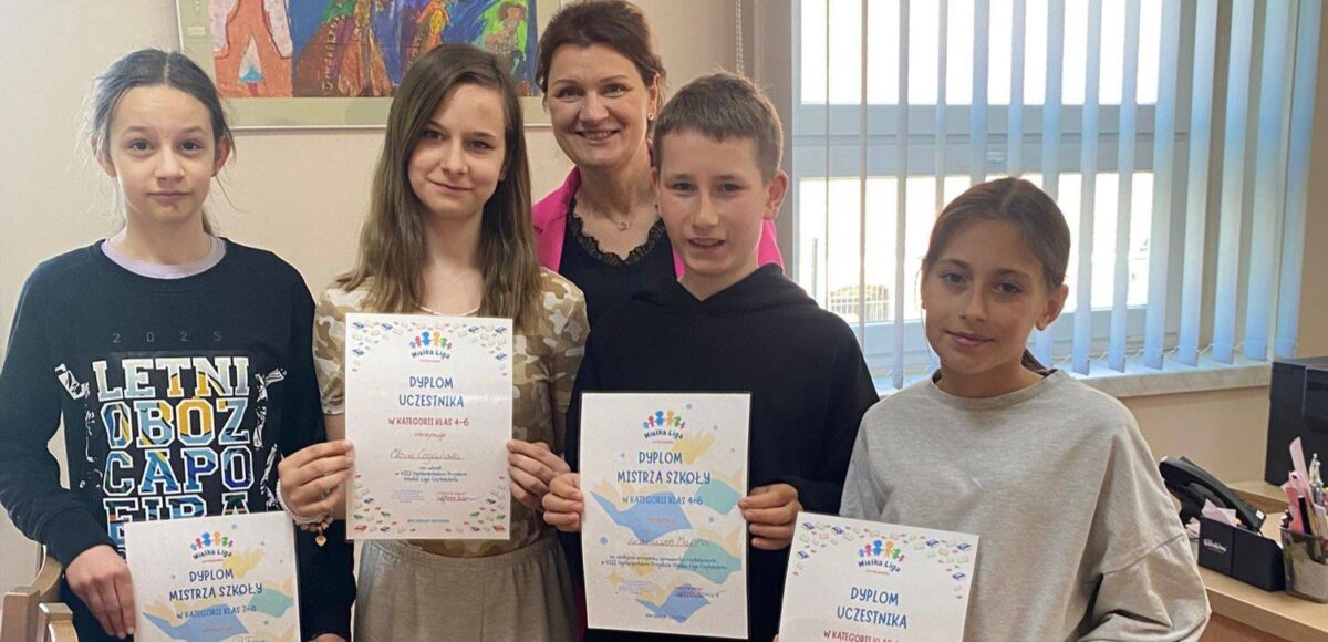 Uczniowie naszej szkoły wraz z dyrekcją prezentują dyplomy zdobyte w VIII Ogólnopolskim Projekcie Czytelniczym „Wielka Liga Czytelników”.