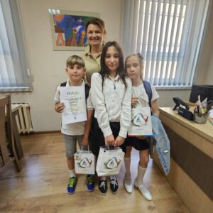 Uczniowie klasy III wraz z dyrekcją szkoły prezentują dyplomy i nagrody zdobyte podczas konkursu „Wesoła pszczoła” organizowanego przez Szkołę Podstawową nr 11 w Będzinie
