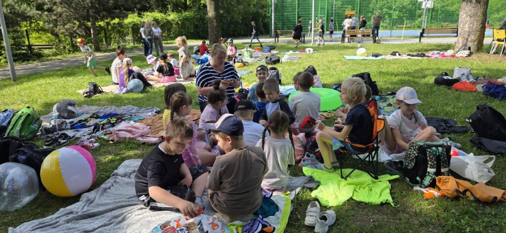 Uczniowie i rodzice podczas akcji Czytanie na polanie na terenie Szkoły Podstawowej nr 6 w Będzinie.