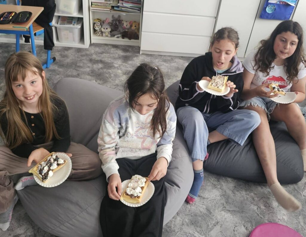 Uczennice klasy 3 podczas świętowania Dnia Dziecka w sali lekcyjnej.